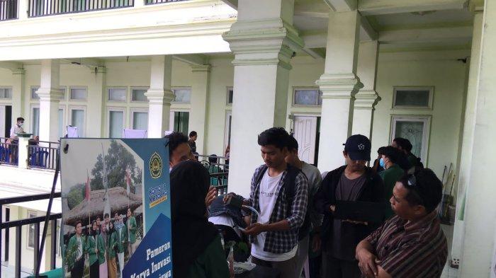 PAMERAN: Para mahasiswa Teknik Informatika Universitas Hamzanwadi memamerkan karya-karya di Fakultas Teknik Universitas Hamzanwadi, Sabtu (4/12/2021).