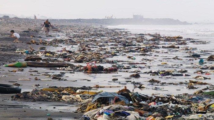 TUMPUKAN SAMPAH: Pantai Penghulu Agung, Kota Mataram, NTB dipenuhi berbagai jenis sampah, Selasa (9/2/2021).
