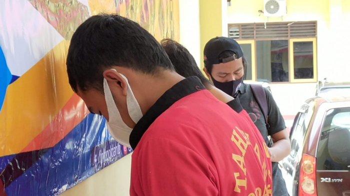 PELAJAR: Dua orang pelajar SMA di Kota Mataram tertunduk saat ditangkap polisi dalam kasus penjambretan, Jumat (5/2/2021).