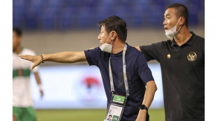 Pelatih Timnas Indonesia, Shin Tae-yong memberi instruksi anak asuhnya saat menghadapi Vietnam dalam lanjutan Kualifikasi Piala Dunia 2022 zona Asia, di Stadion Al Maktoub, Dubai, UEA, Senin (7/6/2021). Pelatih Timnas Indonesia, Shin Tae-yong tak akan bisa mendampingi skuat Garuda saat bertanding melawan Uni Emirat Arab, Jumat (11/6/2021).