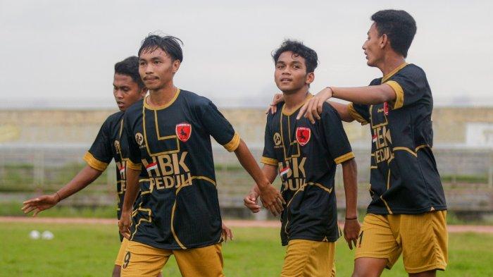 Para pemain Lombok FC saat merayakan gol yang dimasukkan ke dalam gawang PS Hamzanwadi, Minggu (14/11/2021).