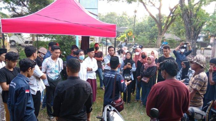Aksi para pemuda Pujut melakukan rangkaian agenda Ramadan berbagi kepada pengguna jalan. Selanjutnya mereka akan melakukan santunan anak yatim, berbagi Al-Qur'an hingga safari Ramadan.