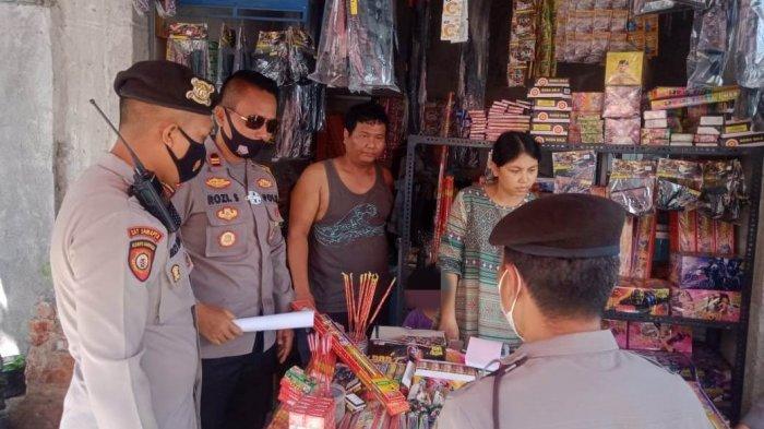 RAZIA PETASAN: Personel Satuan Samapta Polres Lombok Tengah merazia dan menyita petasan berbahaya, Rabu (14/4/2021).