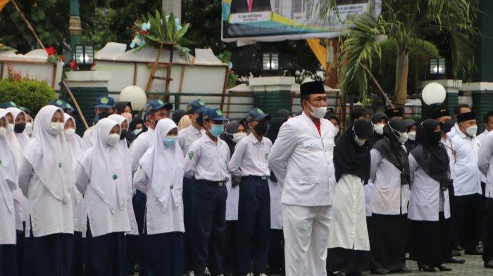 Peserta upacara memperingati Hari Amal Bakti Kementerian Agama RI ke-76 di halaman Kantor Kemenag NTB di Mataram, Senin 3 Januari 2022.