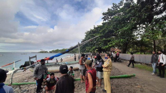 PENERTIBAN: Petugas menertibkan perahu-perahu nelayan yang parkir di Senggigi, Lombok Barat, Senin (5/4/2021).