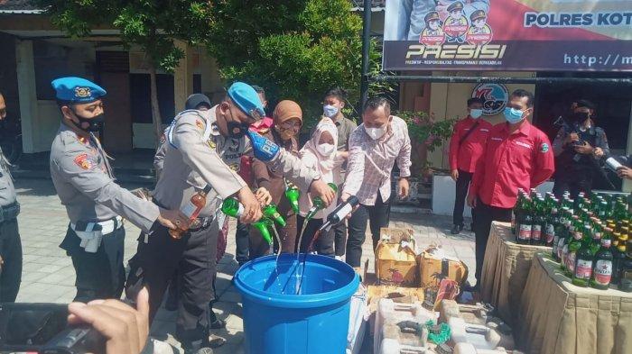 PEMUSNAHAN: Polresta Mataram memusnahkan barang bukti hasil operasi pekat 2021, Kamis (22/5/2021). (Dok. Polresta Mataram)