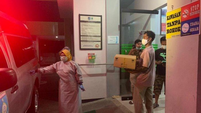 OROK BAYI: Personel Polsek Gunungsari mengevakuasi dan identifikasi terhadap jasad bayi yang ditemukan warga di Sungai Mambalan, Minggu (14/2/2021).