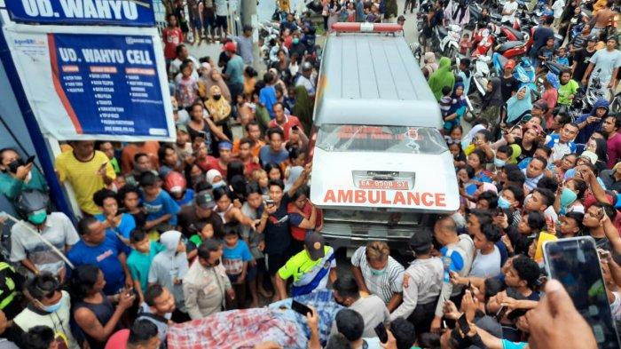 EVAKUASI: Proses evakuasi korban tewas tersengat listrik di Kota Bima, Senin (5/4/2021).