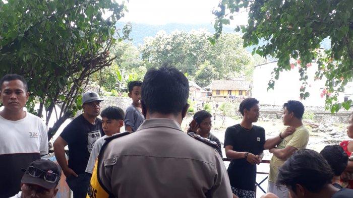 PENCARIAN: Proses pencarian dan evakuasi jenazah dua pelajar yang tenggelam di Bendungan Marente, Sumbawa, Minggu (14/2/2021).