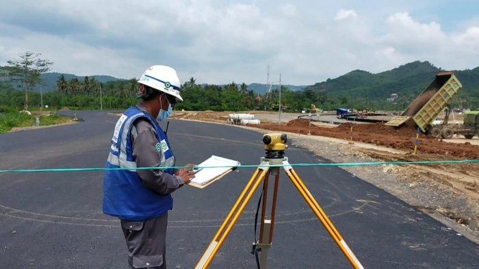 SIRKUIT: Proses pengerjaan JKK atau sirkuit jalan raya di KEK Mandalika, Jumat (19/2/2021).