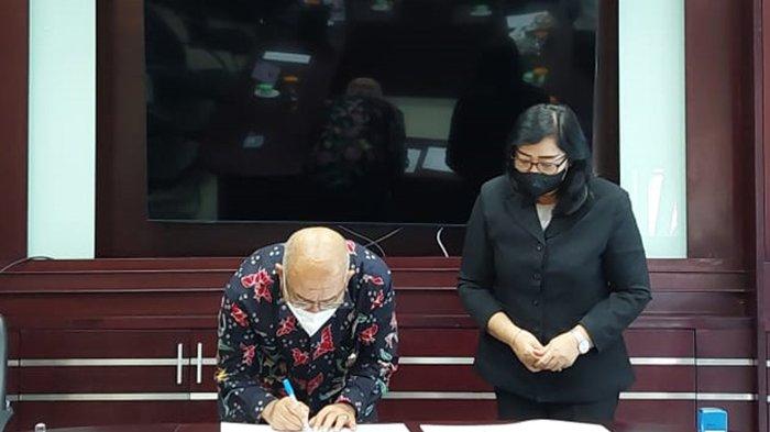 Penandatanganan kerja sama oleh Direktur UPBJJ-UT Mataram, Drs. Raden Sudarwo, M.Pd (kiri) dengan Pimpinan Pusat Pelatihan dan Pengembangan Profesi (P4M) Mataram, IGA Ari Dharsini, SE.