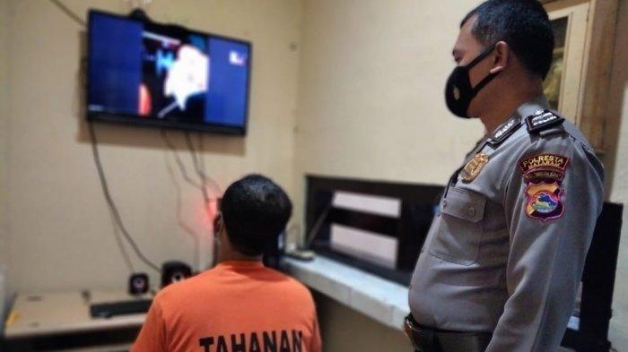 LAYANAN: Salah seorang tahanan Polresta Mataram berkomunikasi dengan keluarga melalui layanan zoom meeting dengan keluarga, Jumat (12/3/2021).