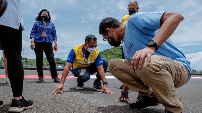 Menparekraf Sandiaga Salahuddin Uno mengecek aspal Sirkuit Mandalika yang akan diaspal ulang, saat berkunjung, Minggu, 20 Februari 2022.