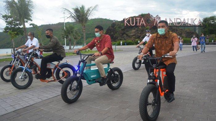 SEPEDA LISTRIK: Menteri Sandiaga Uno (tengah) mencoba sepeda listrik di KEK Mandalika, Lombok Tengah, NTB, Jumat (15/1/2021).