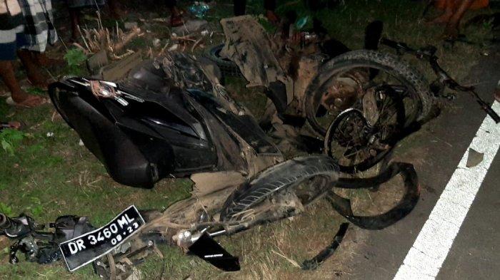 RINGSEK: Sepeda motor salah seorang korban kecelakaan maut di Sekotong, Lombok Barat ringsek, Miggu (11/4/2021).