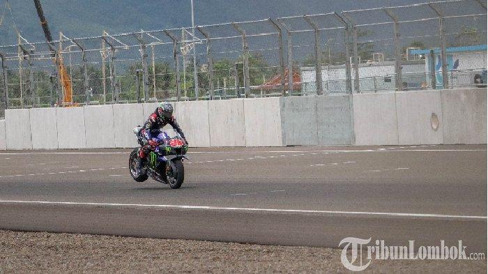 Juara dunia MotoGP 2021, Fabio Quartararo saat simulasi start di Sirkuit Mandalika, di hari terakhir tes pramusim MotoGP Mandalika, Minggu, 13 Februari 2022.