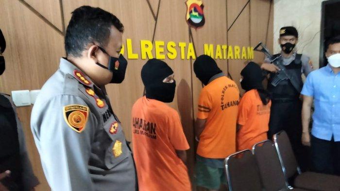 DITANGKAP: Tiga orang tersangka pengedar narkoba ditunjukkan dalam keterangan pers di Polresta Mataram, Selasa (25/5/2021). (Dok. Polresta Mataram)
