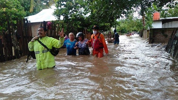 BANJIR: Tim Basarnas Mataram membantu evakuasi korban banjir bandang Bima, Jumat (2/4/2021).