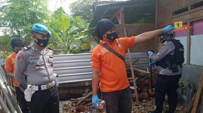 PENGGELEDAHAN: Tim Polres Bima Kota saat menggeledah rumah salah satu terduga teroris di Kota Bima, Senin (29/3/2021).