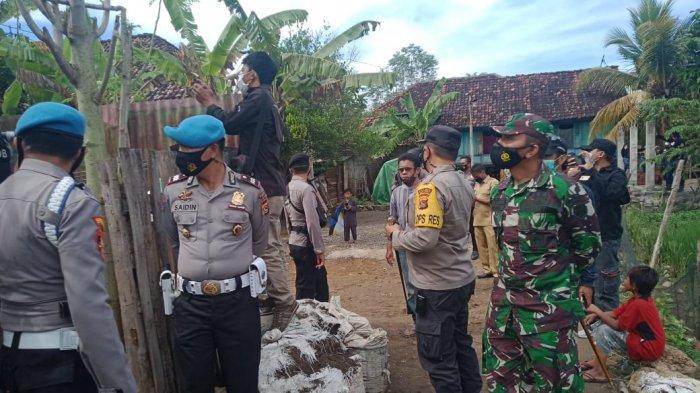 PENGGELEDAHAN: Tim Polres Bima Kota saat menggeledah rumah salah satu terduga teroris di Kota Bima, Senin (29/3/2021).