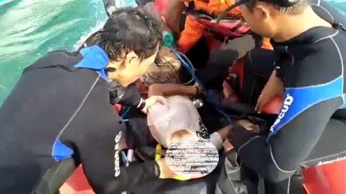 EVAKUASI: Tim SAR gabungan mengevakusi korban tenggelam di perairan Kaliantan, Lombok Timur, Kamis (14/1/2021).