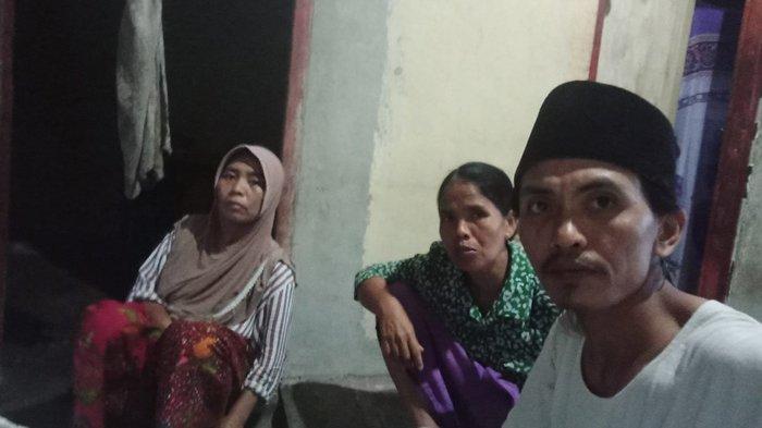 Keluarga korban kapal karam di Malaysia menunggu kepastian kabar Murdi yang masih dinyatakan hilang dalam insiden tersebut, Jumat 17 Desember 2021.