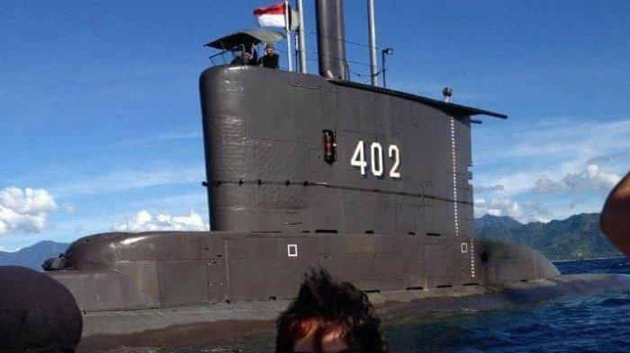 TURIS: Seorang turis perempuan berpose dengan latar kapal selam KRI Nanggala-402 di kawasan perairan Gili Trawangan, tahun 2013.