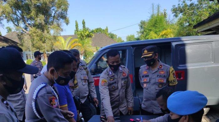 DIPERIKSA: Unit Propam Polres Lombok Tengah memeriksa senpi para anggota, Kamis (18/3/2021).