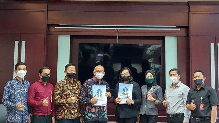 Pimpinan UPBJJ-UT Mataram dan Pusat Pelatihan dan Pengembangan Profesi (P4M) Mataram pose bersama seusai Penandatanganan Perjanjian Kerja sama (PKS).