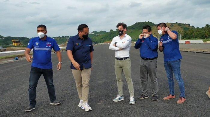 MENINJAU: Wakil Menteri BUMN Kartika Wirjoatmodjo (kiri) bersama Carlos Ezpeleta, Managing Director Dorna Sports (tengah) saat meninjau pembangunan Sirkuit Mandalika, di Lombok Tengah, Rabu (7/4/2021).
