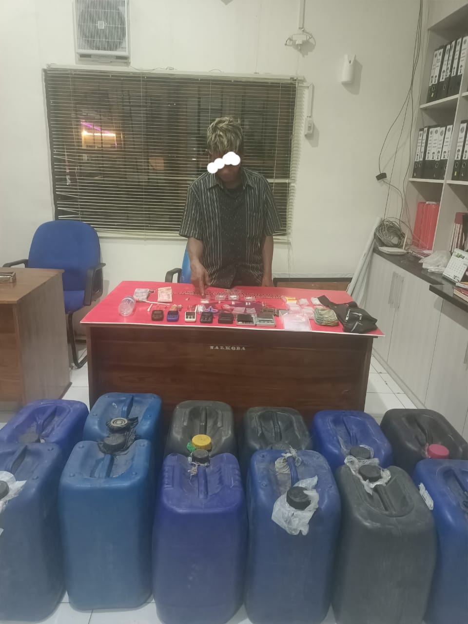 PENGEDAR: Terduga pengedar narkoba dan miras beserta barang bukti dibawa ke markas Polres Sumbawa, Jumat (2/7/2021).