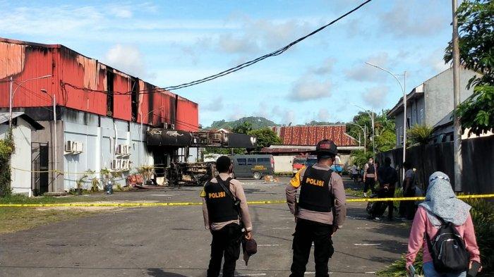 Polisi mengamankan lokasi pembakaran rumah karaoke di Sorong, Papua Barat