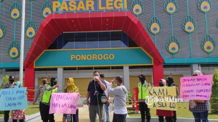 Aksi demo pedagang di depan Pasar Legi Ponorogo, Rabu (7/4/2021).