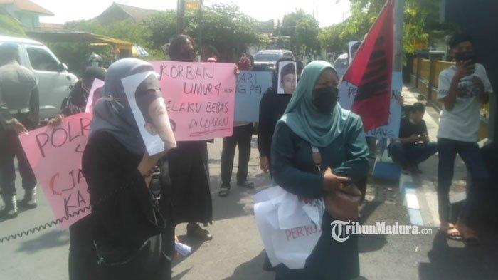 Aksi massa LSM di Mapolres Sampang, Selasa (15/6/2021).