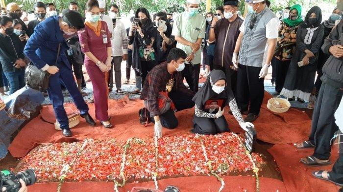 Aldha Refa, istri Okky Bisma, pramugara Sriwijaya Air SJ-182 di pemakaman TPU Balekambang, Kramat Jati, Jakarta Timur, Kamis (14/1/2021).
