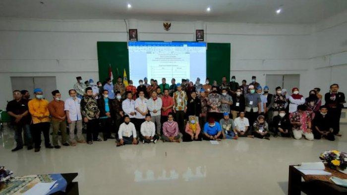 Suasana saat para alumni dan pengurus IKA PMII berfoto bersama usai membentuk BSO Asosiasi Dosen Pegerakan, Rabu (7/4/2021).