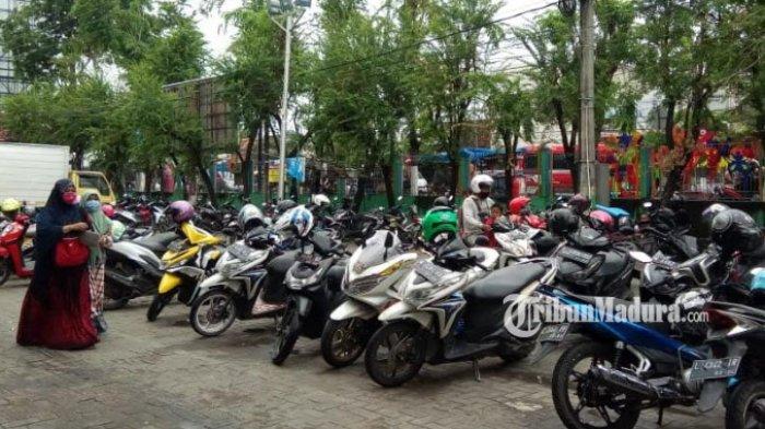 Area parkir di halaman depan Pasar Srimangunan Sampang, Jalan KH. Wahid Hasyim Kecamatan Sampang, Kabupaten Sampang, Madura, Senin (19/10/2020).