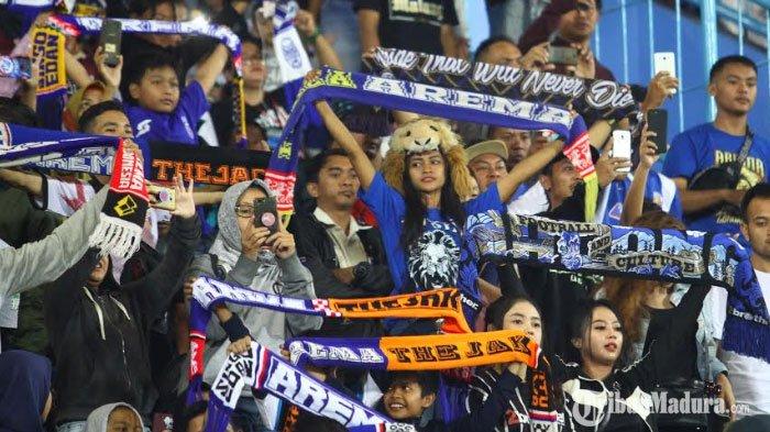 Aremania saat laga Arema FC melawan Persija Jakarta di Stadion Kanjuruhan pada Sabtu (15/2/2020) malam
