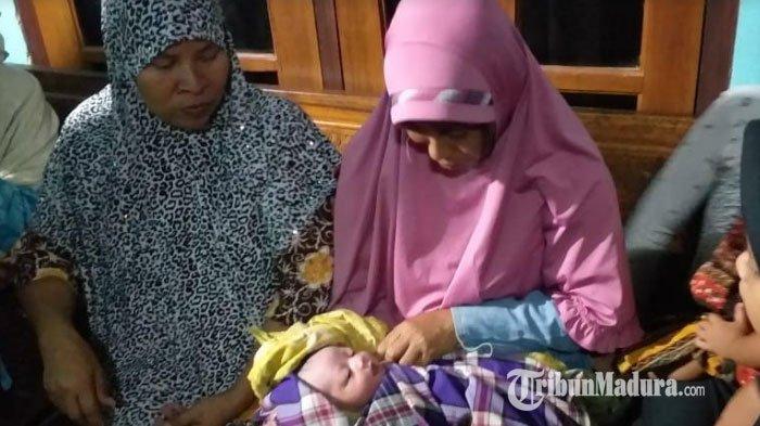 Bayi laki-laki yang ditemukan oleh warga Desa Bangkes Pamekasan setelah dibersihkan, Jumat (27/11/2020) dini hari.