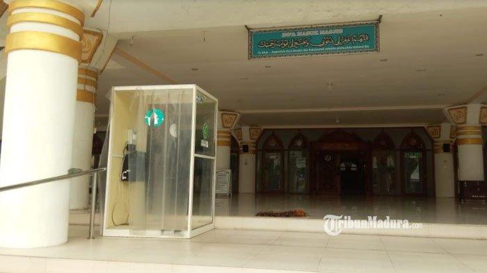 Bilik disinfektan di area Masjid Agung Sampang, Jalan Pahlawan, Kabupaten Sampang, Madura, Kamis (8/4/2021).
