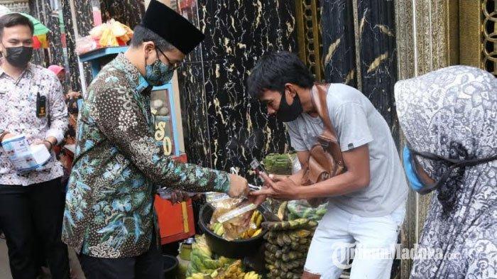 Bupati Bangkalan RK Abdul Latif Amin Imron bersama Forkopimda blusukan membagikan masker ke para pengunjung dan pedagang di Pasar Pecinan, Kamis (4/2/2021).