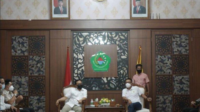 Bupati Pamekasan, Baddrut Tamam (kiri) saat berbincang dengan Helmy Yahya di ruangan Peringgitan Dalam Mandhapa Aghung Ronggosukowati Pamekasan, Madura, Selasa (6/4/2021).