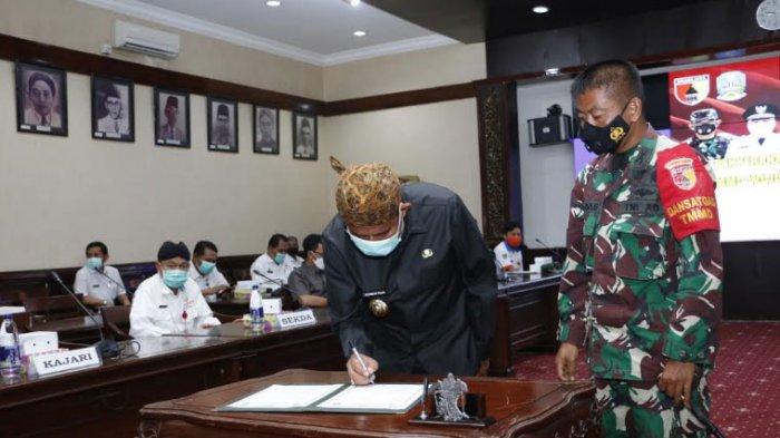 Bupati Sumenep, Achmad Fauzi menandatangani prasasti sekaligus menerima hasil pekerjaan TMMD yang diserahkan oleh Dandim 0827 Sumenep.
