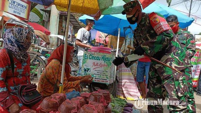 Dandim 0826 Pamekasan, Letkol Inf Tejo Baskoro saat mengedukasi pedagang yang berjualan di Pasar Kolpajung tentang pentingnya penggunaan masker, Selasa (2/2/2021).