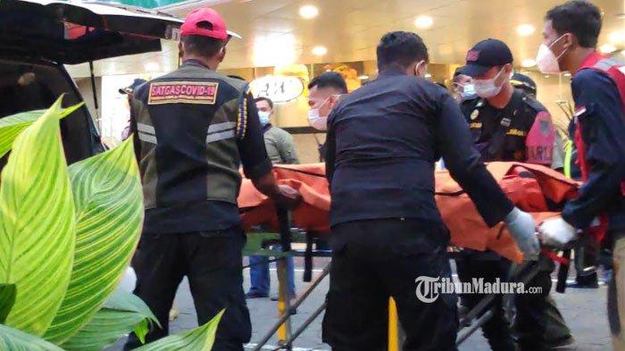 Evakuasi jenazah pria yang jatuh dari lantai II Tunjungan Plaza Mall Kota Surabaya, Senin (8/3/2021)