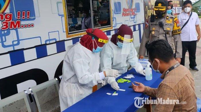 Gerai masker gratis yang disediakan oleh Polres Sumenep di depan Masjid Agung Sumenep, Jumat (5/2/2021).