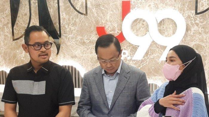 Gilang Widya Pramana dan Shandy Purnamasari serta didampingi kuasa hukumnya saat jumpa pers terkait laporan terhadap Putra Siregar di kawasan Pancoran, Jakarta Selatan, Selasa (22/3/2022).