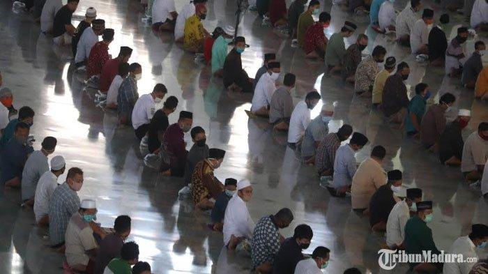 Ratusan umat muslim menjalankan ibadah Salat Jumat di Masjid Al Akbar, Surabaya, Jumat (15/5).