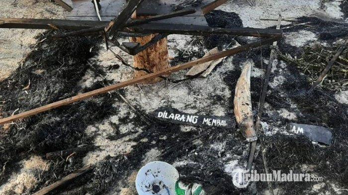 Keadaan Kedai Bukit Bintang di Desa Larangan Badung, Kecamatan Palengaan, Kabupaten Pamekasan, Madura setelah dibakar sejumlah massa saat melakukan demonstrasi pada Senin 5 Oktober 2020.
