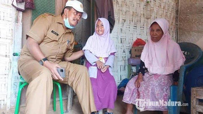 Kepala Disdikbud Kabupaten Pamekasan, Akhmad Zaini saat mendengarkan keluh kesah dari Ayu di rumahnya, Dusun Kalijati, Desa Samiran, Kecamatan Proppo, Pamekasan, Madura, Rabu (3/2/2021).